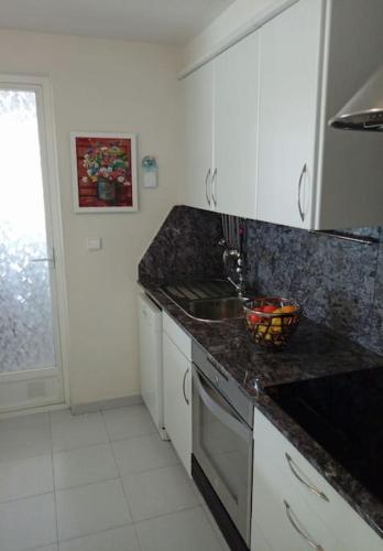a kitchen with a sink and a counter top at Lys og trivelig leilighet sentralt i Albir in Albir