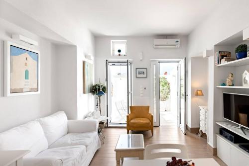 Mykonian Marvel: A Tranquil Oasis in the Old Town!