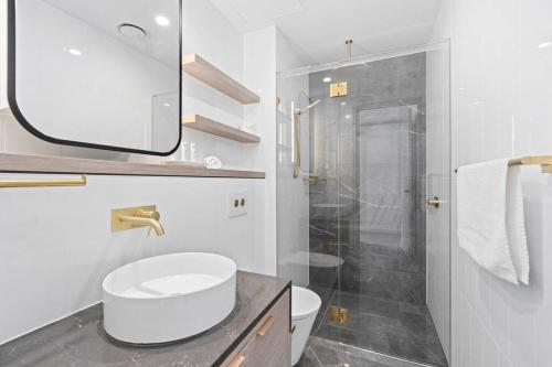 Ένα μπάνιο στο Luxe Canal View APT in Surfers Steps from the Sea