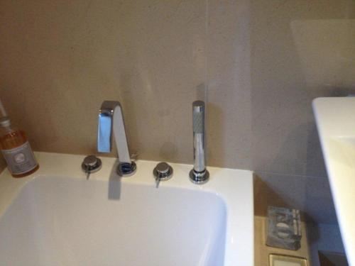 a bathroom with a sink and two faucets at Ferienwohnung in einer Villa mit herrlichem Garten und Katze in Sydenham