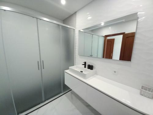 Ένα μπάνιο στο Beachfront flat with pool