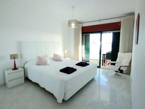 Ένα ή περισσότερα κρεβάτια σε δωμάτιο στο Beachfront flat with pool