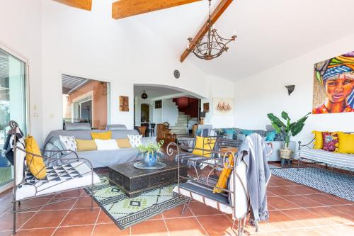 a living room with a couch and chairs at La villa du Moulin Castin in Castin