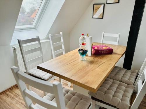 a dining room table with chairs and a bottle of wine at Charmantes Apartment mit kostenlosem Parkplatz 