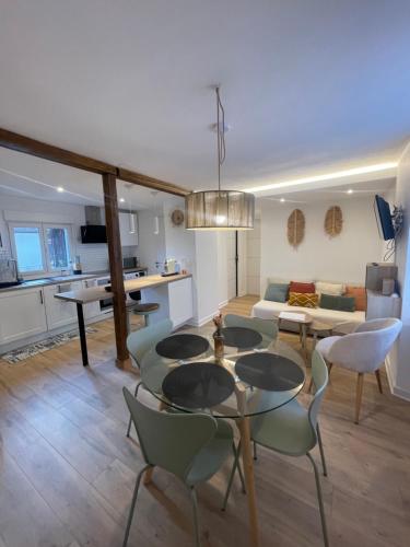 un salon avec une table, des chaises et un canapé dans l'établissement « À deux pas de la petite Venise », à Colmar