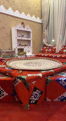 Zimmer mit einem Tisch in einem Zimmer mit in der Unterkunft شاليهات ميدنايت in Rabigh
