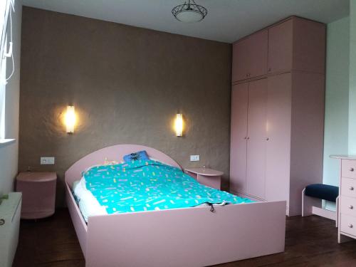 1 dormitorio con 1 cama grande con sábanas azules en Dom nad rzeką, en Ober Wüstegiersdorf