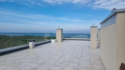 a large balcony with a view of the ocean at Dwie Mewy 2 in Mrzeżyno