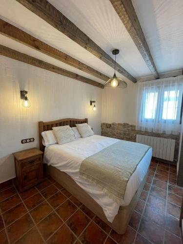 1 dormitorio con 1 cama grande en una habitación en El Capricho de la Serranía I en Tragacete