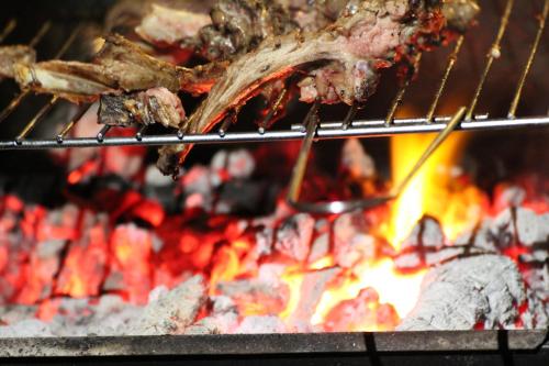 un pezzo di carne sta cuocendo su una griglia di Agriturismo Pian dei Pini a Montiano