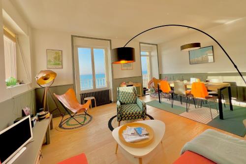 a living room with a table and a dining room at Glaz Ocean in Douarnenez