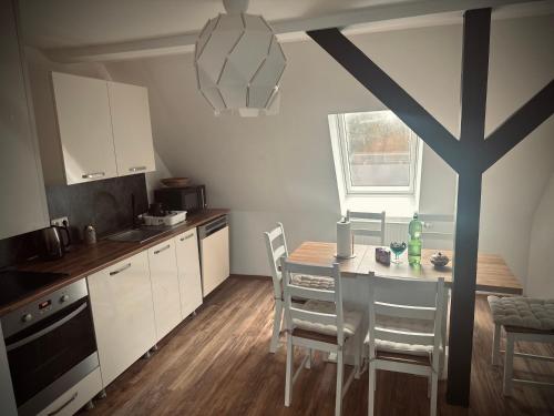a kitchen with a table and chairs in a kitchen at Charmantes Apartment mit kostenlosem Parkplatz 