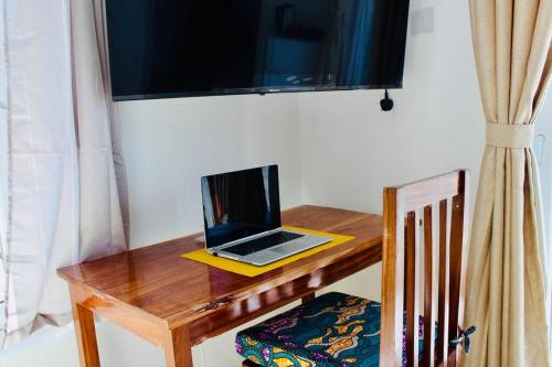 Televisyen dan/atau pusat hiburan di Stylish Functional Studio In Fumba Zanzibar