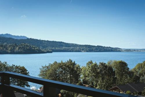 a view of a lake from a balcony at Kompleks Tawerna Vito - Apartamenty Vito in Czorsztyn