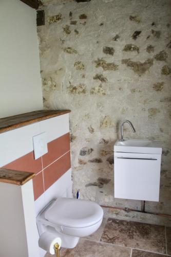 une salle de bain avec des toilettes blanches et un lavabo dans l'établissement Le Cerisier at Closerie Les Roches - 2 Bed Country Cottage, à Bouillé-Loretz