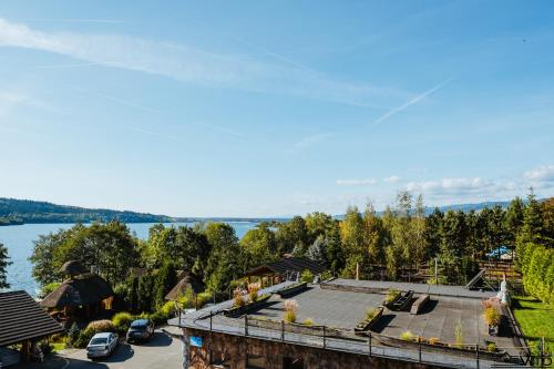 an aerial view of a house with a lake at Kompleks Tawerna Vito - Apartamenty Vito in Czorsztyn