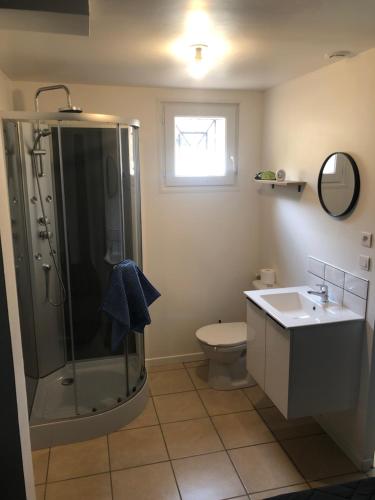 een badkamer met een douche, een toilet en een wastafel bij Caussada in Caussade