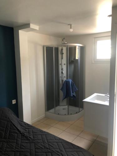 een badkamer met een douche en een wastafel met een handdoek bij Caussada in Caussade