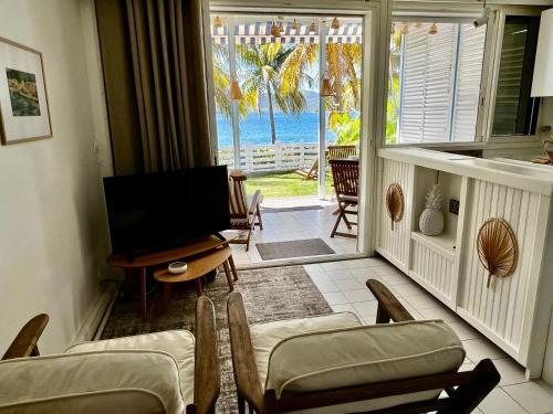 Μια τηλεόραση ή/και κέντρο ψυχαγωγίας στο Bungalow Sucrier, les pieds dans l'eau