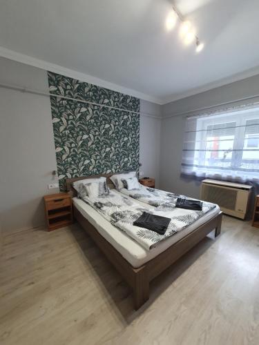 1 dormitorio con 1 cama en una habitación en Etus Vendégház, en Bogács