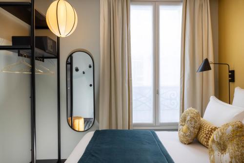 an iphone mirror in a hotel room at LE CLARK HOTEL in Paris
