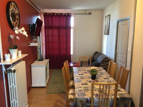 une salle à manger et un salon avec une table et des chaises dans l'établissement Bel appartement à Dijon 1, à Dijon