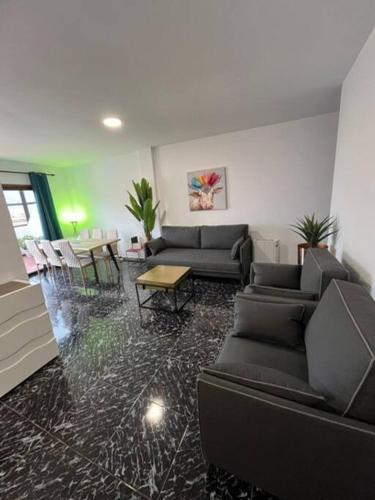 3 dormitorios. Terraza. Bus stop