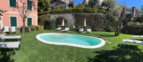 雷科的住宿－"Villa degli Ulivi" Wonderful Villa with private pool and sea view，一座房子的院子内的游泳池