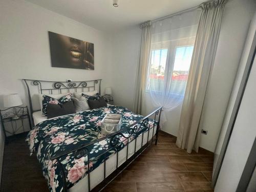 1 dormitorio con cama y ventana en Villa Zonta Apartment Maremi with private jacuzzi, en Buje