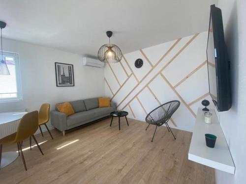 a living room with a couch and a table and chairs at Ferienhaus nah Ijsselmeer mit schönem sonnigem Garten in Wervershoof