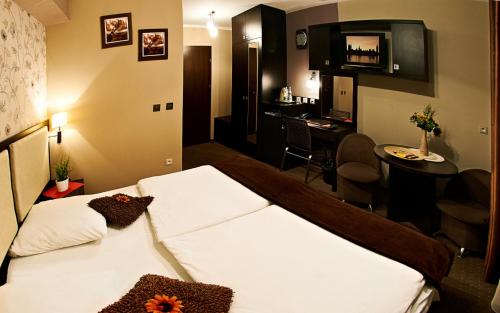 um quarto de hotel com uma cama e uma secretária em Apart A2 Bezobsługowy 24h Poznań em Poznań