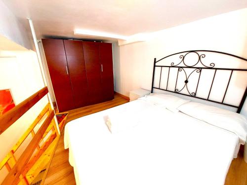 1 dormitorio con 1 cama y armario rojo en Conteros Centro Apartment, en Sevilla