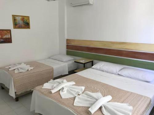 Dos camas en una habitación con toallas blancas. en Mİ AMOR SELİMİYE, en Marmaris