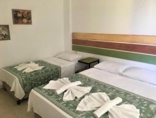 - une chambre avec 2 lits et des serviettes dans l'établissement Mİ AMOR SELİMİYE, à Marmaris