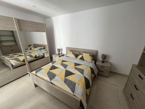 Postel nebo postele na pokoji v ubytování Marsaxlokk Modern Apartment, Large Backyard