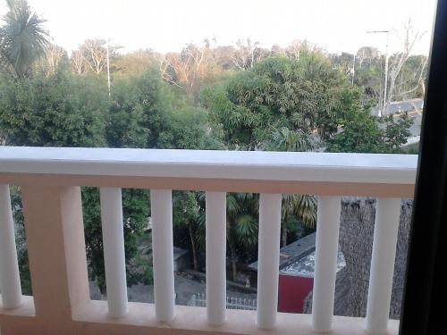 ein Balkon mit Blick auf einen Garten in der Unterkunft Hotel Turquesa Maya in Felipe Carrillo Puerto