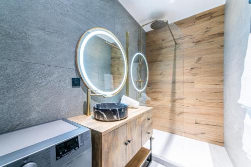 a bathroom with a mirror and a sink at Studio The Greatest in Moutiers