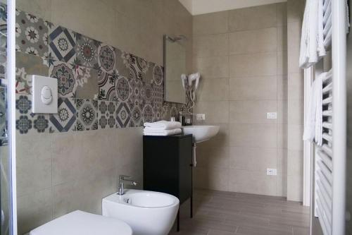 La salle de bains est pourvue de toilettes et d'un lavabo. dans l'établissement Casadamare, à Lido di Jesolo