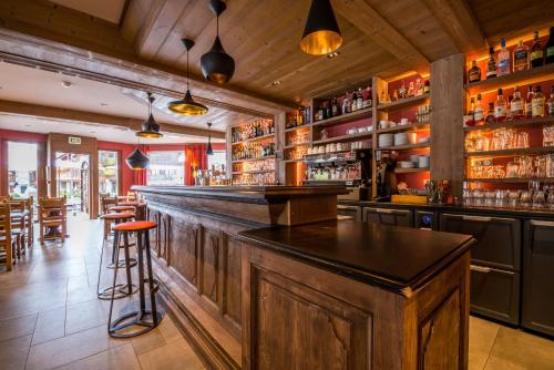 a bar with a wooden counter in a restaurant at Hotel Le Samoyede in Morzine