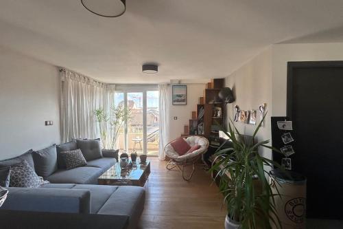 un salon avec un canapé et une table dans l'établissement Appartement calme proche du centre, à Annecy