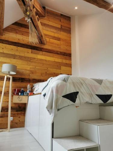 - une chambre avec des murs en bois et un plafond avec une table dans l'établissement Appartement calme proche du centre, à Annecy