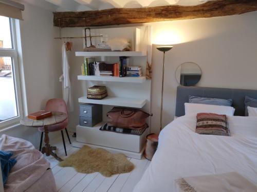 een slaapkamer met een bed, een bureau en een stoel bij Smiling Fox Room in Leuven