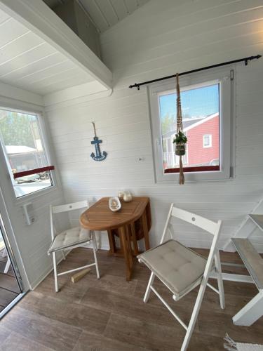 małą jadalnię ze stołem i krzesłami w obiekcie Tiny House am Meer w mieście Heringsdorf