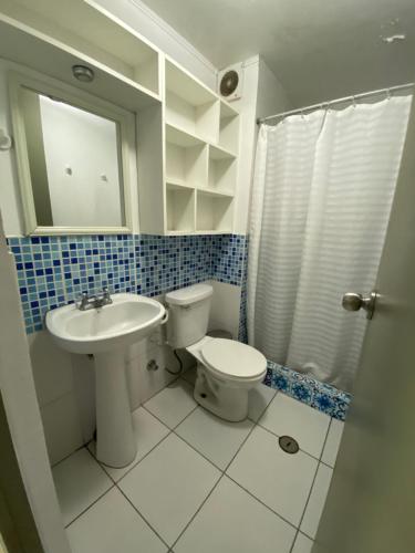 リマにあるApartamento Costanera San MIguel con cocheraのバスルーム(トイレ、洗面台付)