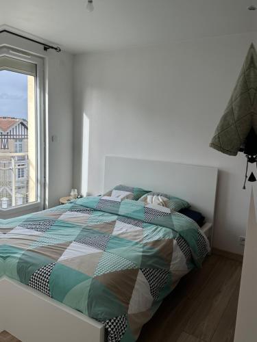 une chambre blanche avec un lit et une fenêtre dans l'établissement Appartement 40m2 Caen, à Caen
