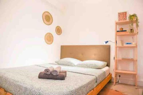 1 dormitorio con 1 cama con 2 zapatillas en Le Robert-Abbaye Saint-Victor Proche du Vieux Port en Marsella