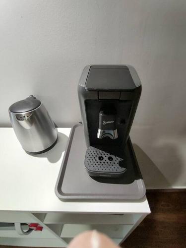 - une cafetière sur la table dans l'établissement Appartement quartier Chartrons étage 1, à Bordeaux