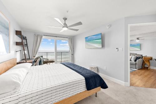 Кровать или кровати в номере SeaGlass - Oceanfront with expansive balcony