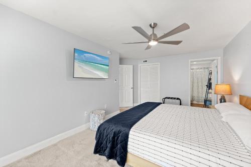 Кровать или кровати в номере SeaGlass - Oceanfront with expansive balcony