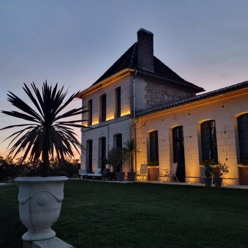 Κήπος έξω από το Château Neuf Le Désert